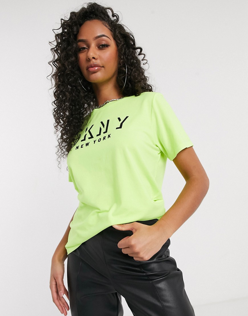 DKNY – Gul t-shirt med skuggad logga
