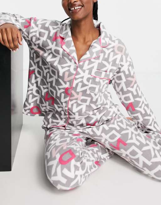 DKNY - Hyggeligt gaveindpakket pyjamassæt med logoprint og reverskrave i fleece med stretch i grå/lyserød