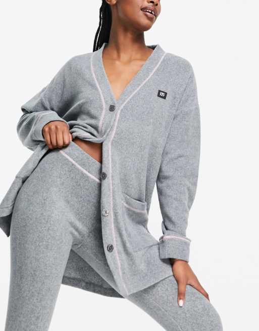DKNY – Jasnobeżowy zestaw z bardzo miękkim dzianinowym kardiganem i legginsami