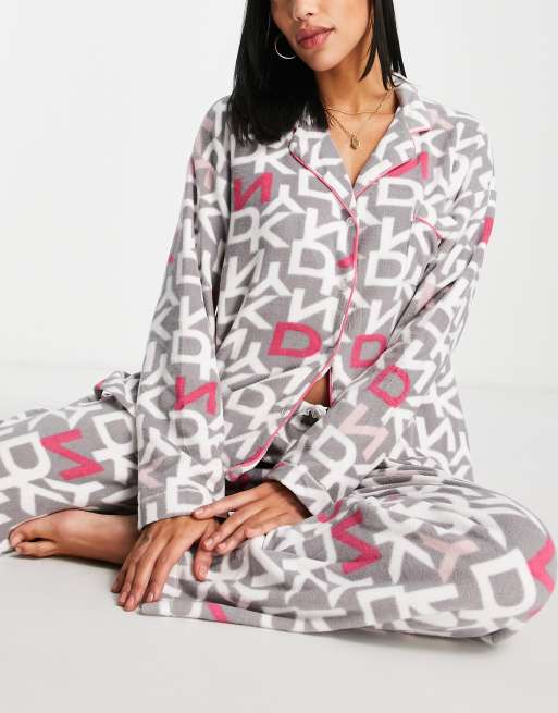 DKNY - Langt pyjamassæt i gråt logoprint