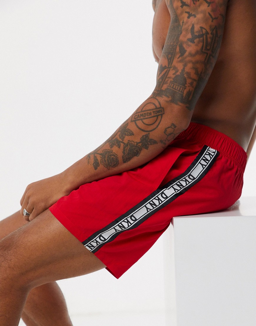 DKNY - Pantaloncini da bagno con fettuccia con logo rossi-Rosso