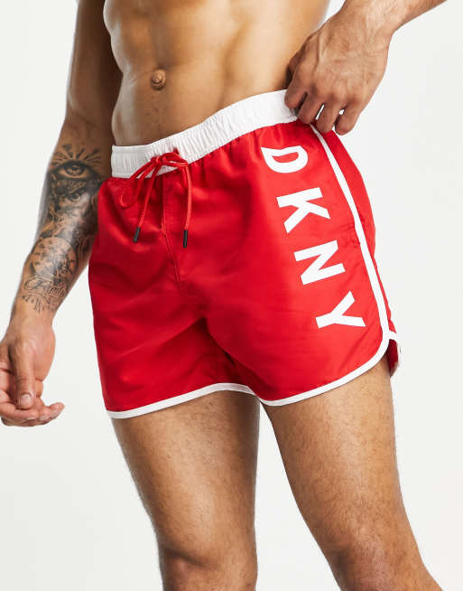 DKNY - Pantaloncini da bagno rossi e bianchi con dettagli a contrasto