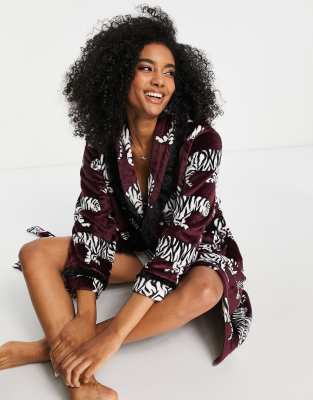 DKNY - Peignoir en maille chenille ?� imprim?� c??urs - Bordeaux | ASOS