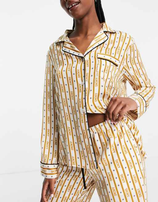 DKNY – Premium – Gräddvit randig pyjamas med logga och platt krage av satin, 3 av 4
