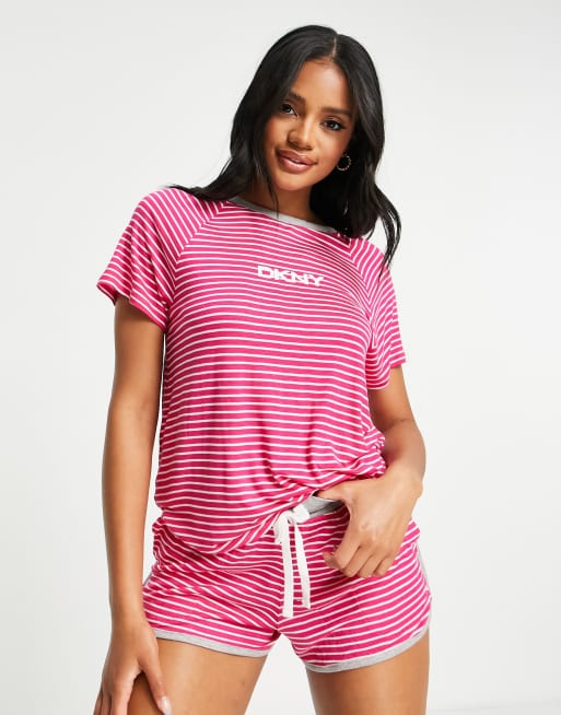 DKNY – Różowy zestaw z dżerseju w paski: T-shirt i szorty