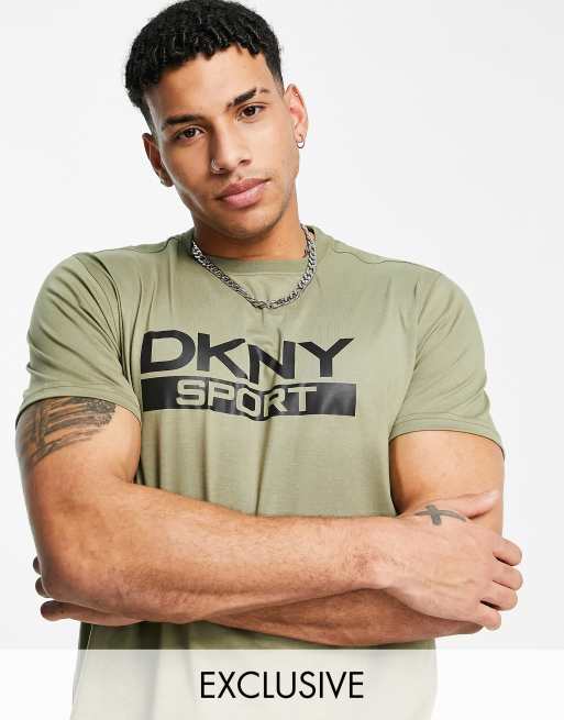 DKNY Sport – Grön t-shirt med tryckt logga på bröstet