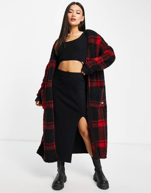 DKNY - Superblød sherpa-cardigan med logodetalje på lommen i ternet rød