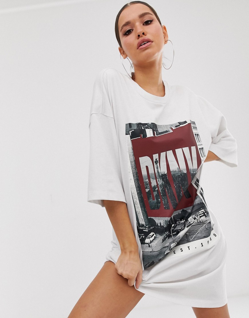 DKNY – T-shirtklänning i oversize-modell med New York-tryck-Vit