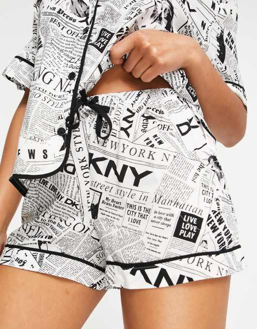 DKNY – Tidningsmönstrad, vävd pyjamas med logga med topp med platt krage och shorts, 4 av 4