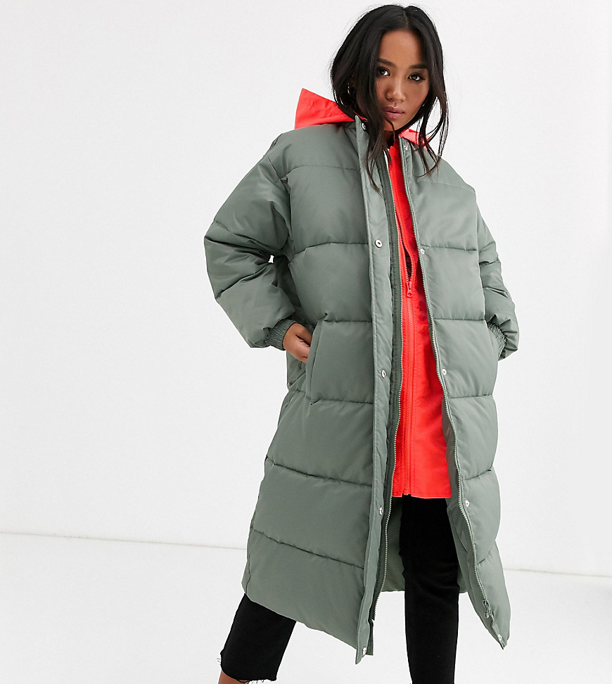 фото Длинное дутое пальто шалфейного цвета с контрастным воротником asos design petite-зеленый asos petite