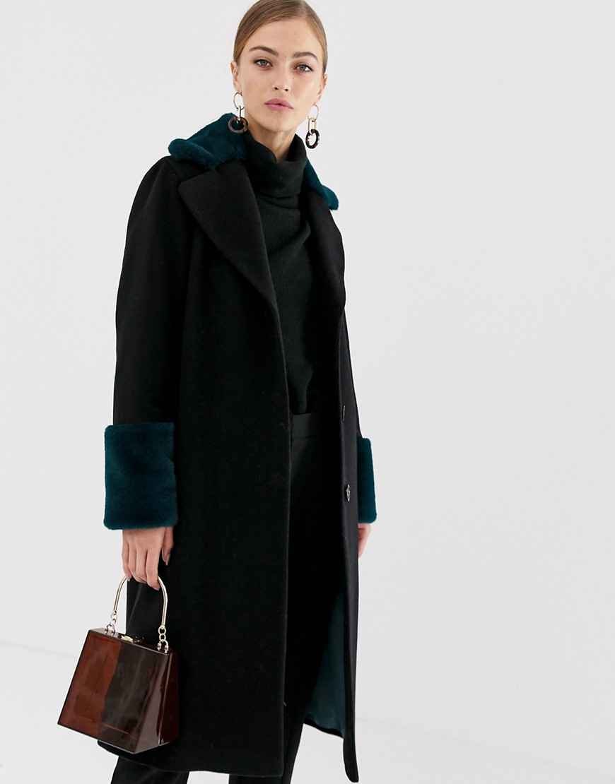 Dobbeltradet frakke med kontrast imiteret pels krave og ærmekanter fra Helene Berman-Sort