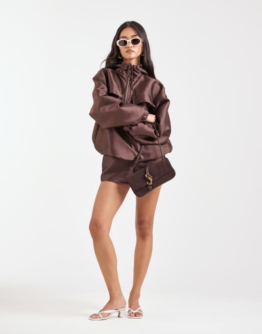 Dolce Vita Alice - Suède schoudertas met gouden hardware in chocoladebruin, 3 van 4