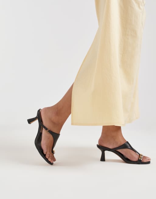 Dolce Vita Derrel mid height heeled sandals in black leather with gold-silver tone toe loops, 3 of 4