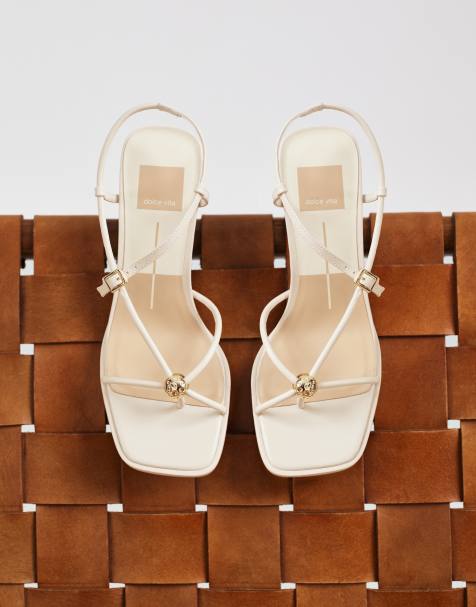 Dolce Vita - Mylee - Sandalias color crema de tacón medio de cuero con diseño de tiras y herrajes dorados - view 1