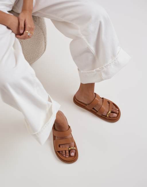 Dolce Vita Sally toe loop sandals with gold hardware in tan leather, 4 of 4