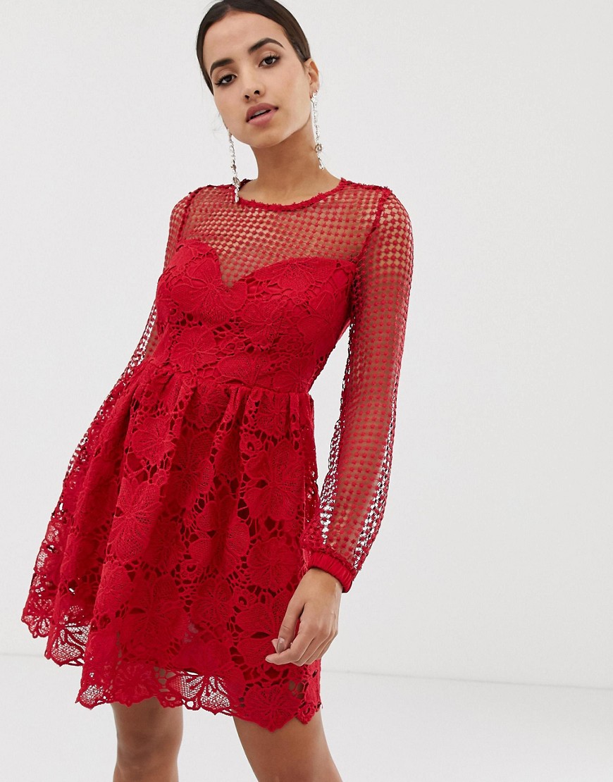 Dolly & Delicious – Långärmad klänning med spetsinfällningar-Röd