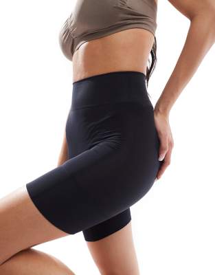 Dorina - Essensual - Figurformende, nicht scheuernde Shorts in Schwarz mit mittelhohem Bund