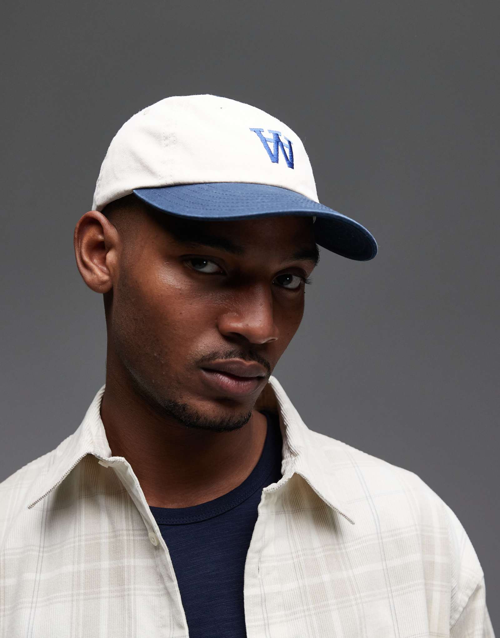 Шапочка Double A By Wood Wood AA monologo белого цвета с контрастным козырьком