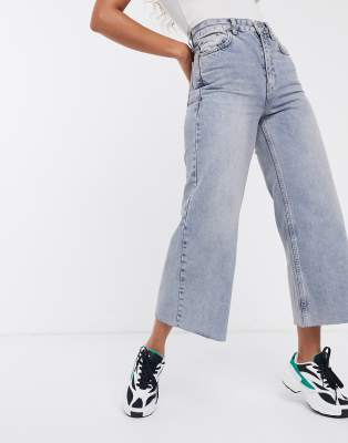 crop jeans with sneakers