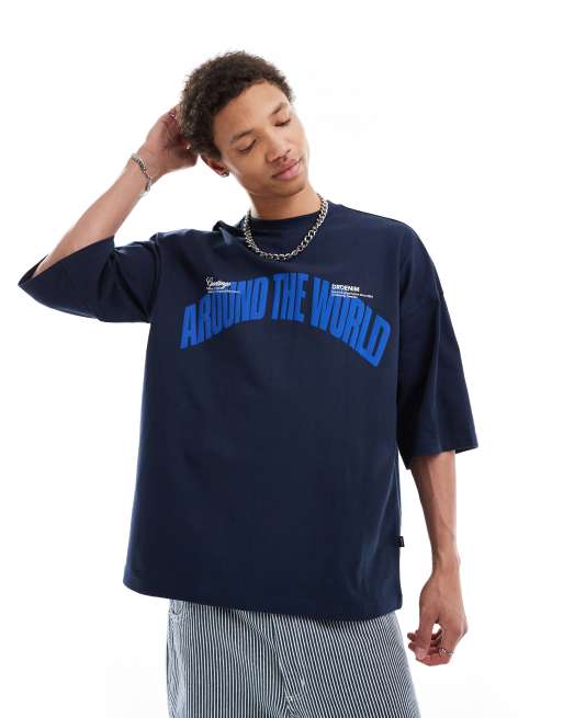 Dr Denim – Curtis – Granatowy T-shirt oversize z wyhaftowanym napisem „Around The World”