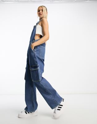 Dr Denim - Jeans-Latzhose im Cargo-Stil mit geradem Bein in Mittelblau