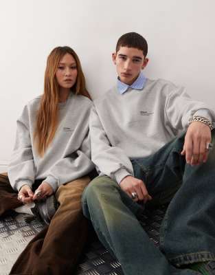 Dr Denim - Kenan - Felpa unisex girocollo taglio comodo in tessuto pesante color grigio mélange con logo piccolo rosso scuro