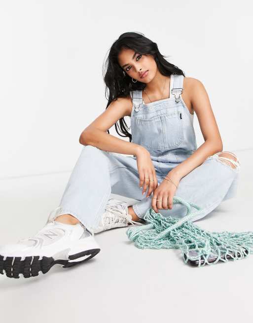 Dr Denim – Latzhose in hellblauer Waschung mit Rissen am Knie