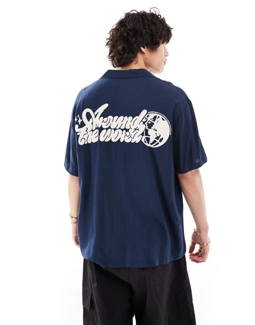 Dr Denim – Madi – Kurzärmliges Hemd in Marineblau mit lockerem Schnitt und Welt-Grafikprint auf dem Rücken, exklusiv bei FhyzicsShops