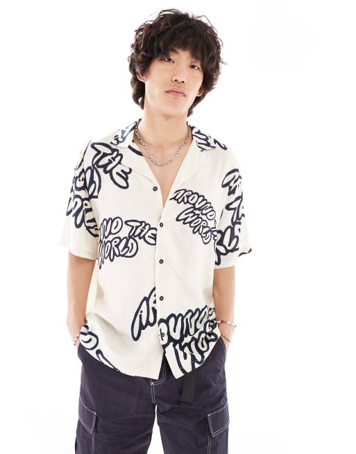 Dr Denim – Madi – Kurzärmliges Sommerhemd in Ecru mit lockerem Schnitt und marineblauen Grafikprints, exklusiv bei ASOS