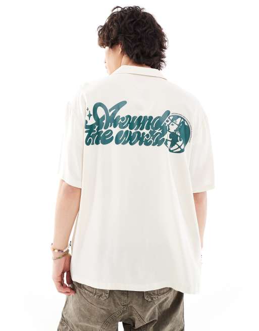 Dr Denim – Madi – Kurzärmliges Sommerhemd in Ecru mit lockerem Schnitt und Welt-Grafikprint auf dem Rücken, exklusiv bei ASOS