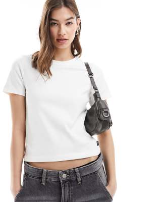 Dr Denim - Nina Essential - Slim-Fit-T-Shirt in gebrochenem Weiß