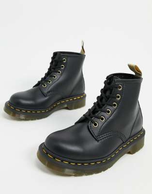 Dr Martens - 101 Vegan - Schwarze Stiefel mit 6-Ösen-Schnürsystem