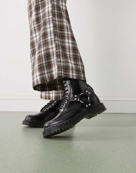 Dr. Martens – 1460 Harness – Stiefel in Schwarz mit 8 Ösen - view 1