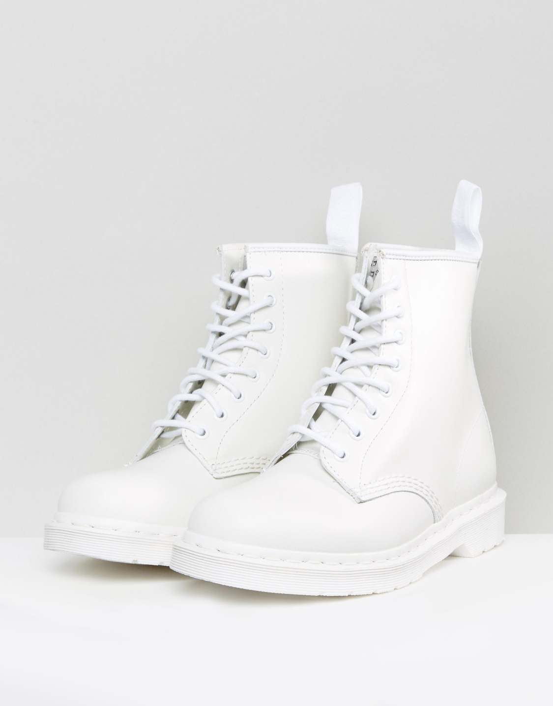 White ботинки. Dr Martens ботинки белые женские 1460. Dr Martens белые ботинки женские. Martens 1460 White mono look. Ботинки mono HM.