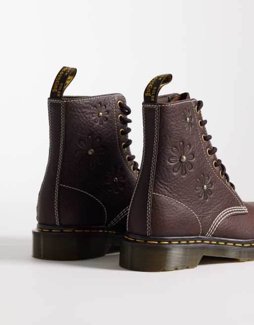 Dr Martens - 1460 Pascal - Laarzen met bloemenmotief in reliëf in donkerbruin, 2 van 4