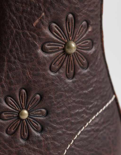 Dr Martens - 1460 Pascal - Laarzen met bloemenmotief in reliëf in donkerbruin, 3 van 4
