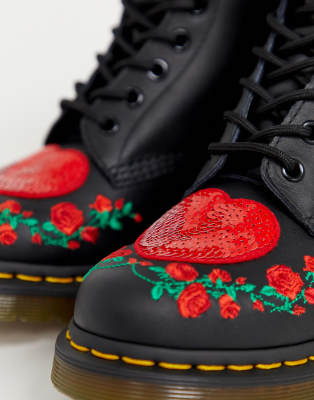 Dr Martens - 1460 Pascal - Leren laarzen met geborduurde hartjes in zwart |  ASOS