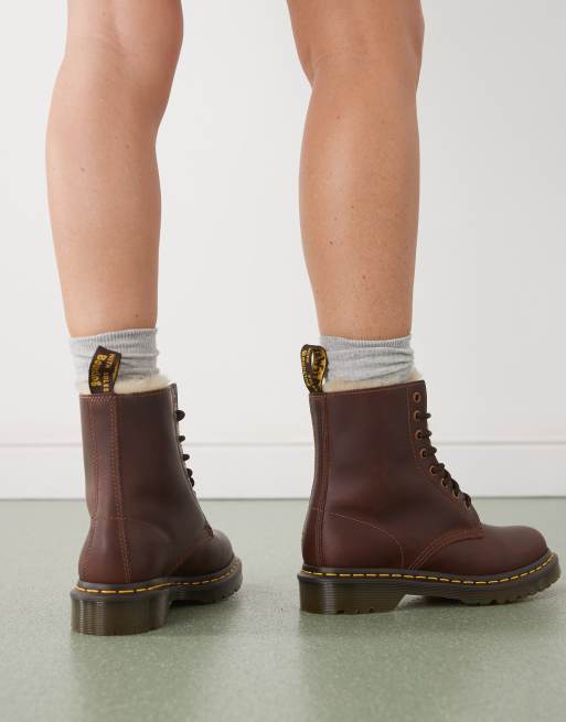 Dr Martens – 1460 Serena – Bruna boots i läder med 8par öljetter och pälsfoder, 4 av 4