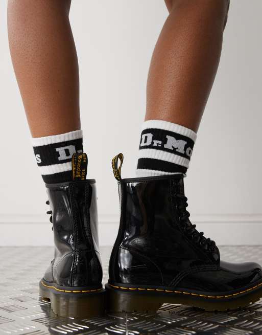 Dr Martens - 1460 - Sorte sko med 8 snørehuller i laklæder, 3 af 4
