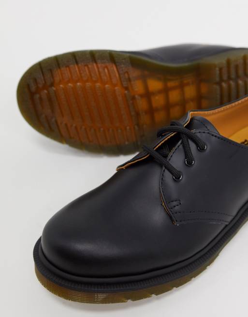 Plain black hot sale dr martens