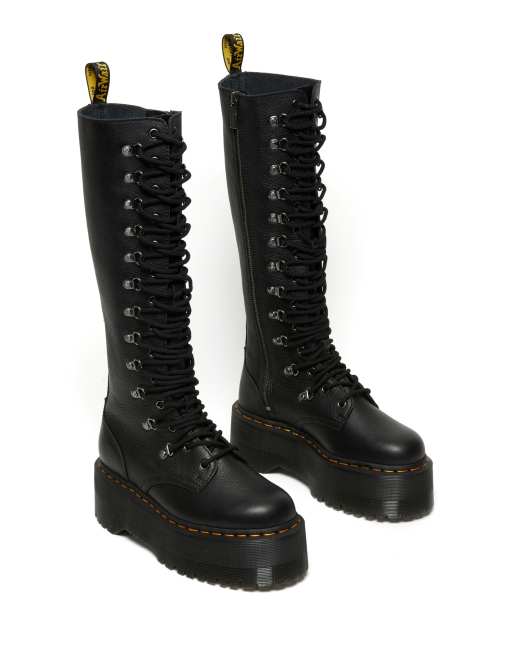 Dr Martens – 1B60 Max – Schnürstiefel in Schwarz mit flacher Plateausohle, hohem Schaft und Metalldetails, 2 von 4