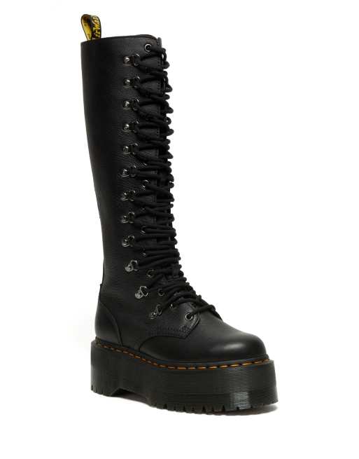 Dr Martens – 1B60 Max – Schnürstiefel in Schwarz mit flacher Plateausohle, hohem Schaft und Metalldetails, 3 von 4