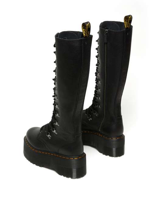 Dr Martens – 1B60 Max – Schnürstiefel in Schwarz mit flacher Plateausohle, hohem Schaft und Metalldetails, 4 von 4