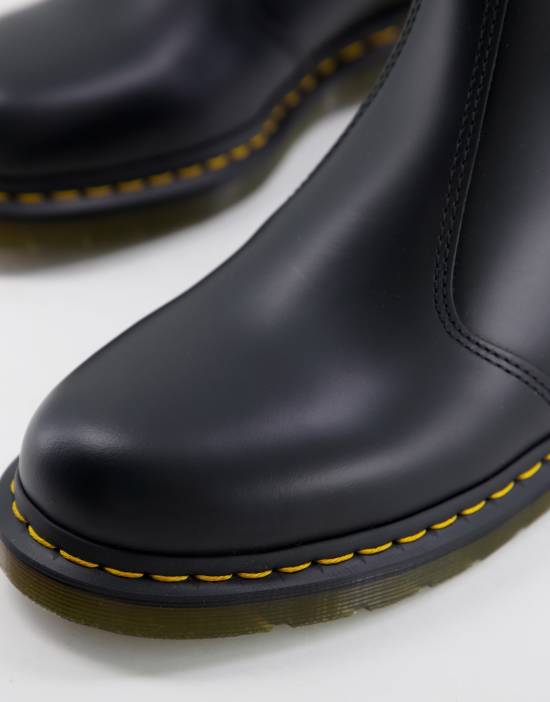 https://images.asos-media.com/products/dr-martens-2976-hi-chelsea-boots-in-black-smooth/201616744-3?$n_550w$&wid=550&fit=constrain