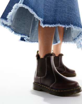Dr Martens - 2976 Leonore - Chelsea-Stiefel aus dunkelbraunem Leder mit Pelzfutter