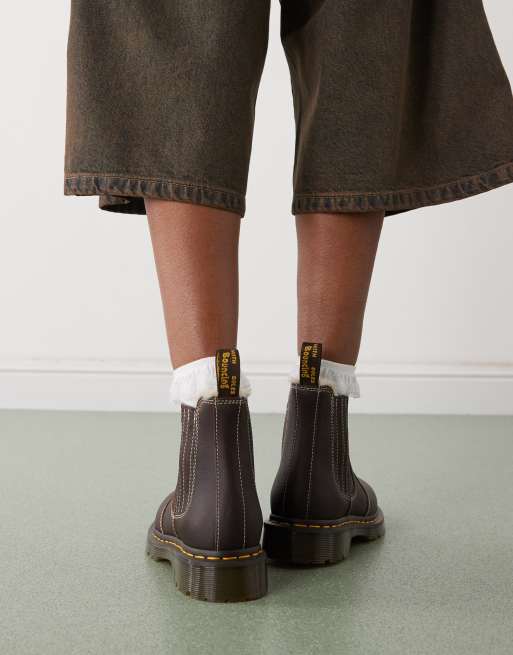 ドロップ Dr. Martens – 2976 Leonore – Ciemnobrązowe sztyblety | ASOS