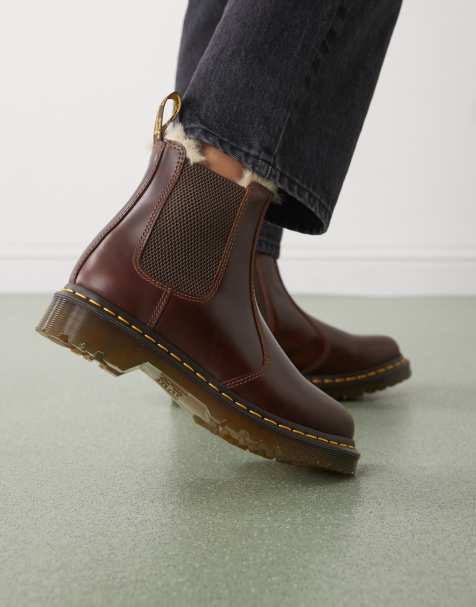 Dr. Martens - 2976 - Leonore - Met imitatiebont gevoerde Chelsea boots in bruin leer - view 1