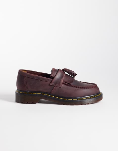 Dr Martens – Adrian – Körsbärsröda loafers i unisex-modell med tofsar - view 1