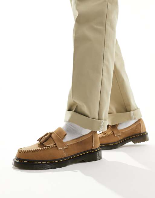 Dr. Martens – Adrian – Sandfärgade loafers i nubuckläder med tofs