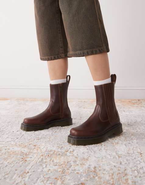 Dr. Martens – Amaayah Lo – Pull-on-Stiefel in Hellbraun aus Leder - view 1